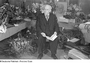 Veranstaltung anlässlich des 70. Geburtstages von Wilhelm Pieck : Wilhelm Pieck mit seinen Geschenken
