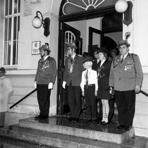 Schützenfest: Veranstalter Schützenverein Reinfeld und Umgebung von 1954 e.V.: Umzug: Paul-von-Schoenaich-Straße, Rathausportal: die neuen Majestäten Schützenkönig Jochen Bornhöft, Schützenkönigin Luise Grothe und Jungschützenkönig Kai Schläger erwarten den Umzug, zusammen mit Vorsitzendem Hans Georg Talies, Eugen Richter, 10. September 1972