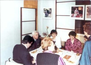 Kraszewski-Zimmer : Dresden-Altstadt, Prager Straße 17. Großgaststätte "International". Tisch mit Gästen im Kraszewski-Zimmer während der Sonderveranstaltung "Japan"
