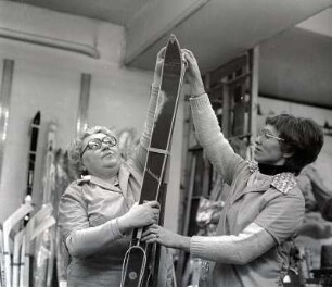 Skiverkauf : Zwei Frauen bereiten einen Ski für den Verkauf vor