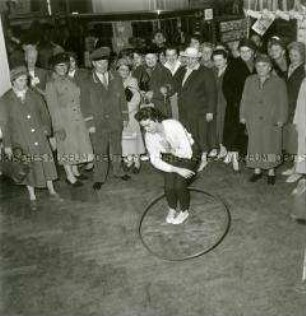 Eine Kundin des KaDeWe übt sich im Hula-Hoop