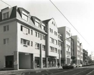 Dresden-Strehlen, Lockwitzer Straße 13/17. Wohn- und Geschäftshäuser ( 1994/1995). Straßenansicht von Westen