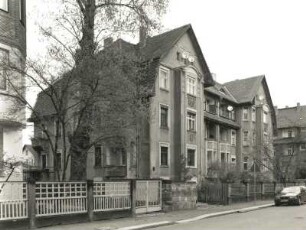 Dresden-Blasewitz, Hofmannstraße 37/39. Doppelwohnhaus (bezeichnet 1911). Straßenansicht mit Einfriedung