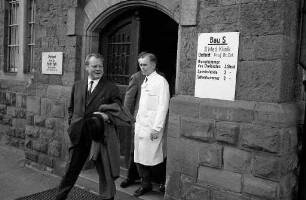 Krankenbesuch von Vizekanzler und Außenminister Willy Brandt bei dem SPD-Fraktionsvorsitzenden Dr. Alex Möller im Städtischen Krankenhaus.