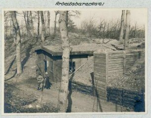 Foto einiger Arbeitsbaracken in der neuen Anlage des Nahkampfmittelkommandos Efringen