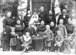 Neupriester Joseph Stephan aus Rinschheim im Kreis seiner Familie