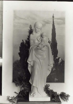 "Erinnerung an Capri" (Stilleben mit Porzellanmadonna und immergrünen Zweigen vor Fotografie "Zypressen auf Capri")