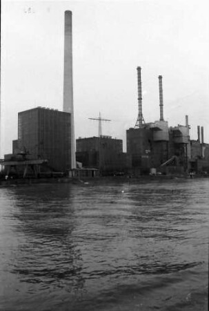 Rheinau/Altrip: Blick vom Schiff, Industriewerk