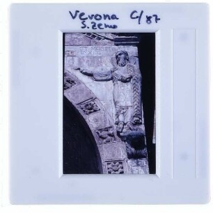 Verona, S. Zeno : Detailansicht Relief Giebel Portal rechts