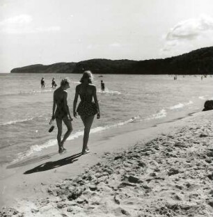 Binz. Strand mit Spaziergängerinnen