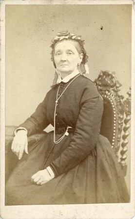 Fotografie einer sitzenden Dame