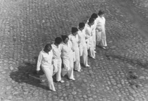 Hochsee-Segelkurs auf der Ostsee 1937. Ein Teil der Crew befindet sich auf Landgang. Auch hier geht es exakt zu
