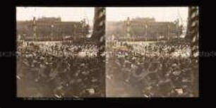Publikum und Militärparade vor dem Schloss, im Hintergrund Altes Museum und Lustgarten, Berlin