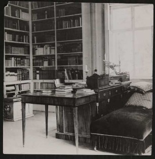 Hofmannsthals Arbeitszimmer mit Schreibtisch und Couch in Rodaun