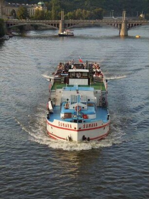 Prag - Ausflugsschiff : Ein Ausflugsschiff fährt auf der Moldau in Richtung Karlsbrücke. Aufgenommen am 27. Juli 2011 in Prag