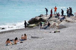 Nizza - Strand : Angler, Badegäste am Opera-Strand, Zentrum von Nizza. 2006