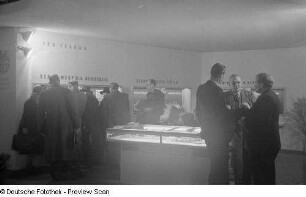 Besucher auf der Ausstellungsfläche des VVB Pharma