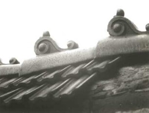 Dresden-Cossebaude, Brauergasse 1. Zweiseithof (1801/1850). Dachziegelgedeckte Hofmauer, Mauerfirst mit Schmuckziegeln