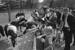 Besuch von US-Soldaten mit Waisenkindern vom "Sperlingshof" bei Wilferdingen im Karlsruher Stadtgarten und Zoo.