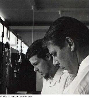 Portraitserie Karlheinz Stockhausen : Stockhausen, Karlheinz (1928.08.22 Mödrath/Kerpen - 2007.12.05 Kürten-Kettenberg), Komponist. Aufnahmen im Studio für elektronische Musik des Westdeutschen Rundfunks Köln (WDR) mit Studioleiter und Komponisten David Johnson (1940-1921)