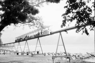 Lausanne: Monorail über dem Seeufer