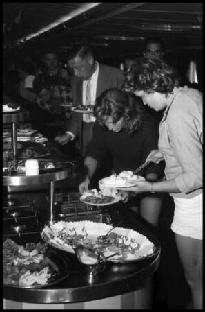 Grossenbrode: Gäste am Buffet [auf der Fähre]