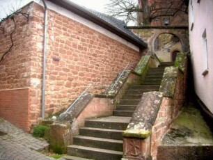 Kirche-Aufgang vom Ort im Süden mit Kirchhofmauer und neuzeitlich angebauten Häusern