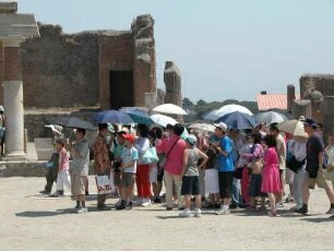 Pompej - Touristengruppe : Aufgenommen am 21. Juli 2004 in den Ausgrabungsstätten der römischen Siedlung Pompeji