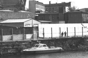 Patrouillenboot am Spreeufer am Schiffbauerdamm