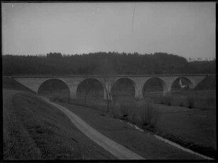 Fichtenberg: Bahnbrücke über Straße