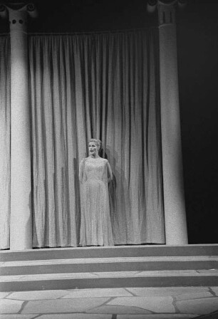 Szenenbilder aus "Amphitryon 38" von Jean Giraudoux. Kammerspiele (Deutsches Theater) Berlin, 16.10.1957 : Mit Wilhelm Koch-Hooge in der Titelrolle, Gisela Uhlen als Alkmene, Judith Harms als Ekklissa, Gisela May als Leda, Waldemar Schütz als Jupiter, Horst Drinda u. a.