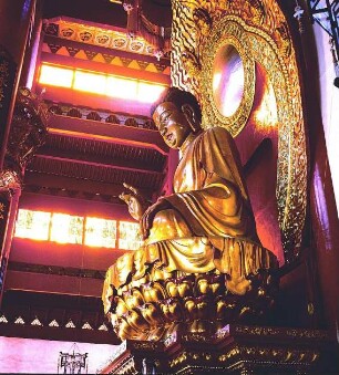 Buddhafigur in einem Tempel