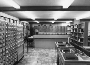Dresden-Neustadt, Stauffenbergallee 9 (ehemalige Garnisonskirche). Sächsische Landesbibliothek, Außenstelle Phonothek, 1. Obergeschoß. Benutzungsbereich Tonträger mit Ausleihtheke, Zettelkatalogen, Schallplatten- und Bücherregalen sowie Abhörtischen