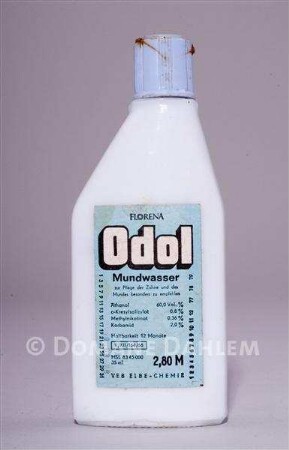 Zwei Flaschen Mundwasser