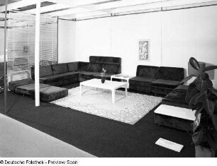Sessel mit Hocker : Ausstellungskoje mit Polstermöbeln (1975; VEB Polstermöbel Leipzig)