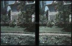 Blick auf eine Villa mit Garten und Seerosenteich in Viña del Mar