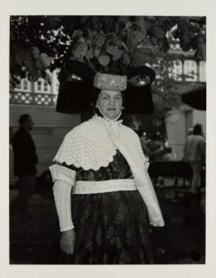 Frau in Bückeburger Festtracht mit Schleifenhaube (Schaumburger Tracht)
