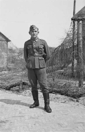 Zweiter Weltkrieg. Niederlande unter deutscher Besatzung. Angehöriger der deutschen Wehrmacht in Dünen an der Nordsee (wohl bei Den Haag)