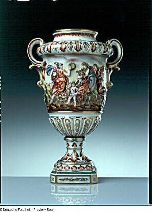 Doppelhenkelvase mit mythologischem Relief