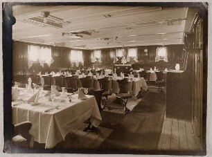 Speisesaal an Bord eines HAPAG-Dampfers