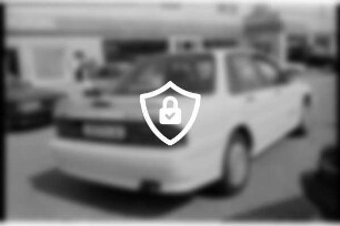 Autohaus Gebrüder Kemnitz GmbH: Heinrich-Hertz-Straße: Außenansicht: über Schaufenstern Firmenname: davor auf Parkplatz Pkws, Frau