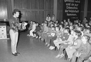 Hanauer Puppentheater von Oskar Feder. Gastspiel in Karlsruher Grundschulen