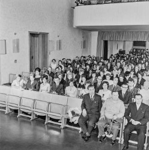 Entlassung sorbisches Institut für Lehrerbildung : Bautzen. Sorbisches Institut für Lehrerbildung. Feier des Abschlussjahrganges. Blick in den Saal