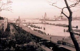 Hamburg: Hafenblick von Hochbahn, Landungsbrücken