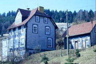 ehemalige Schule mit Nebengebäude
