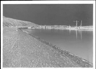 Staustufe Erlabrunn. Weitläufige Ansicht des Maines und des umliegenden Geländes mit Blick auf die Baustelle.