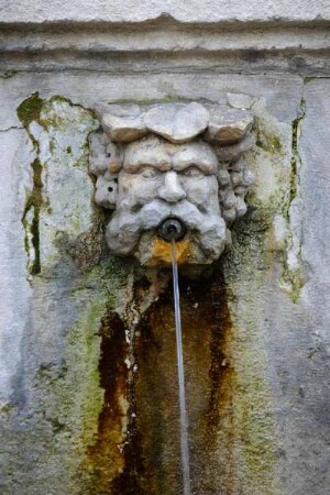 Frankreich. Provence. Vaucluse. Pernes les Fontaines. Alter Brunnen