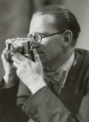 Fotografenmeister Heckmann mit Leica, Meißen 1934