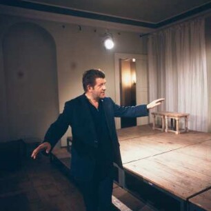 "Theaterinszenierung des Urfaust mit Rudolf Donath auf der Bühne des Arbeitertheaters ""Hans Otto"" in Dresden"