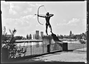 Dresden, Skulptur Bogenschütze, Blick vom Neustädter Elbufer